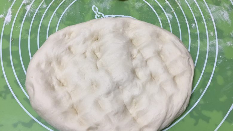 奶黄馒头,拿出排气、整理。再分成20个剂子,每个剂子30克左右。