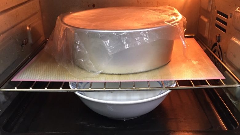 奶黄馒头,烤箱发酵档,模具送入烤箱发酵60分钟,底部放一碗热水。