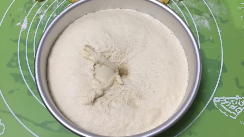 奶黄馒头,发酵完成后拿出,用手指戳一下不反弹。