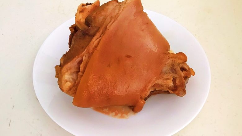 红烧肘子,肘子已经骨酥肉烂,把肘子用漏勺小心的捞出来,放到盘子里