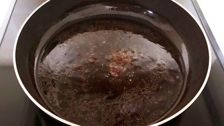 红烧肘子,另起锅,在锅里加入500克烧肉的汤汁