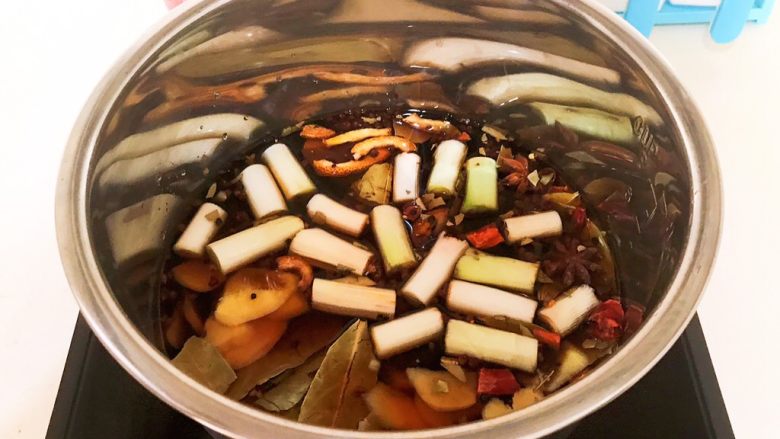 红烧肘子,大火烧开后煮15分钟,把调料的香味煮出来