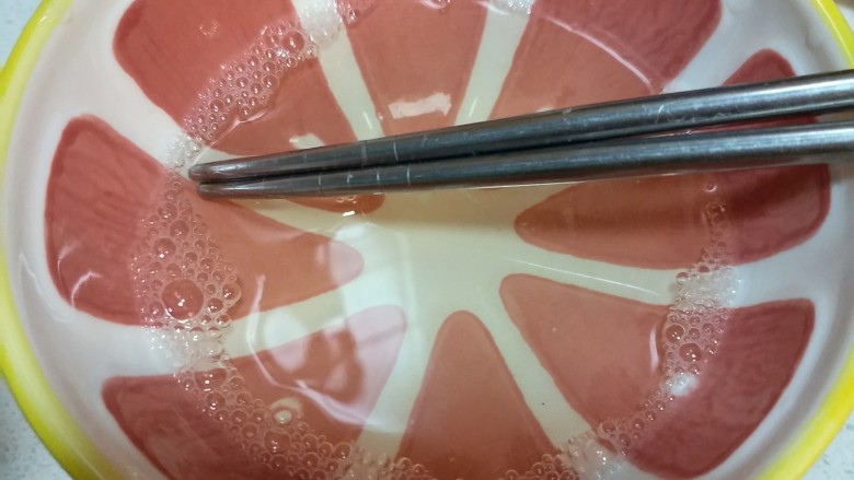 士力架+葡萄干双层酸奶慕斯蛋糕,吉利丁片加少量冷水融化(注意是加冷水喔!一定喔!!不然你会后悔的 不要问我为什么知道(╥╯﹏╰╥)ง)
