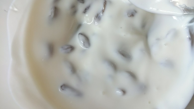 士力架+葡萄干双层酸奶慕斯蛋糕,剩下上部分我没加士力架但是混合了<a style='color:red;display:inline-block;' href='/shicai/ 603'>葡萄干</a>,步骤都差不多,就不赘述了😉