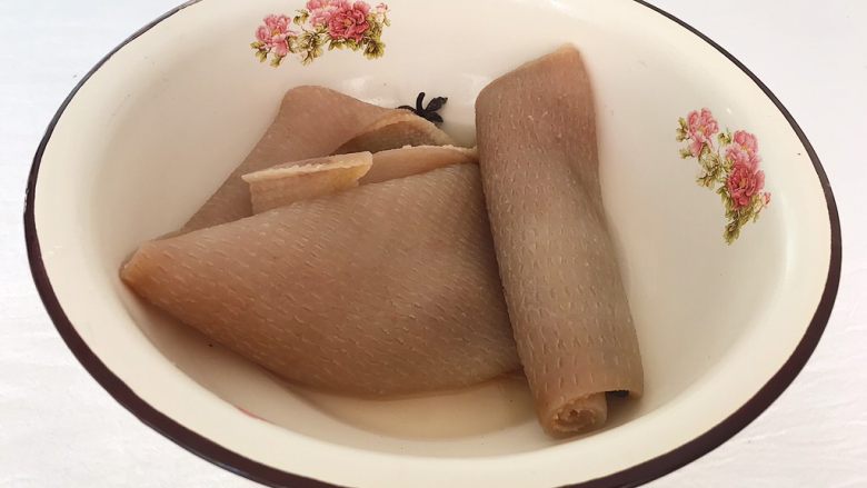 东北特色:猪皮水晶皮冻,煮好的猪皮趁热捞出 挑干净大料和大葱