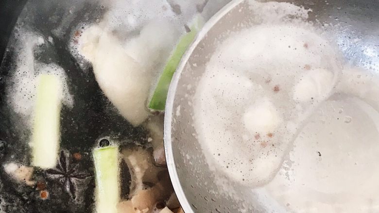 东北特色:猪皮水晶皮冻,捞干净浮沫