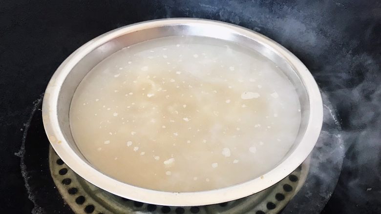 东北特色:猪皮水晶皮冻,大火煮沸蒸一个小时左右(也可以直接搁锅里煮 这样熬出来的冻子比较浑浊 不那么清亮)
