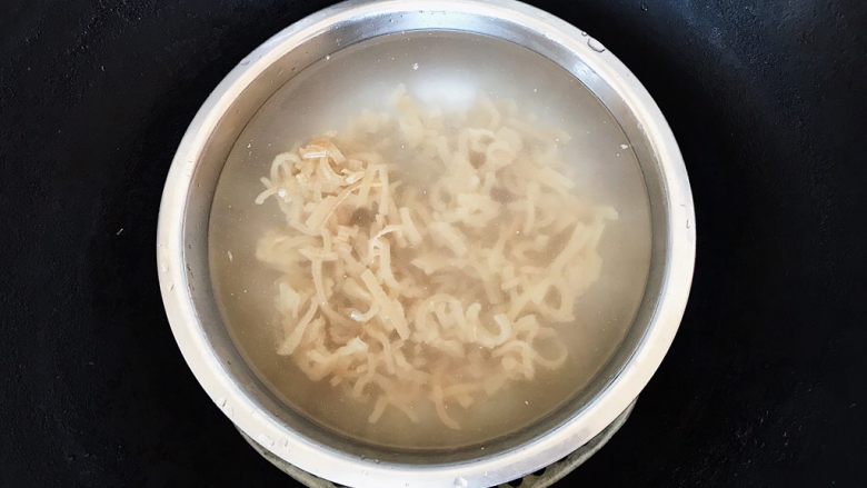 东北特色:猪皮水晶皮冻,取一个大盆 将切好的肉皮放进去 加入适量的清水(比例是1:2 猪皮1:清水2)
