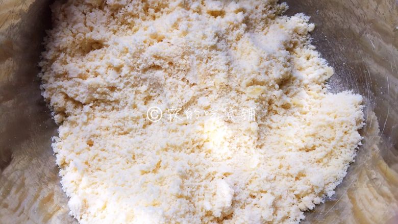 肉桂苹果派,用两手揉搓,直到黄油和低粉完全融合,成为粗玉米粉的样子