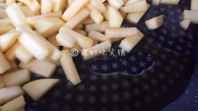 肉桂苹果派,慢慢就会有汁水渗出,小火慢煮,直到苹果块变软