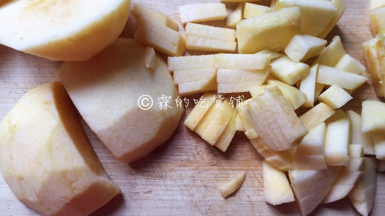 肉桂苹果派,面团冷藏松弛的同时,来制作派馅。选择硬一些的苹果,去皮去核后切成小块