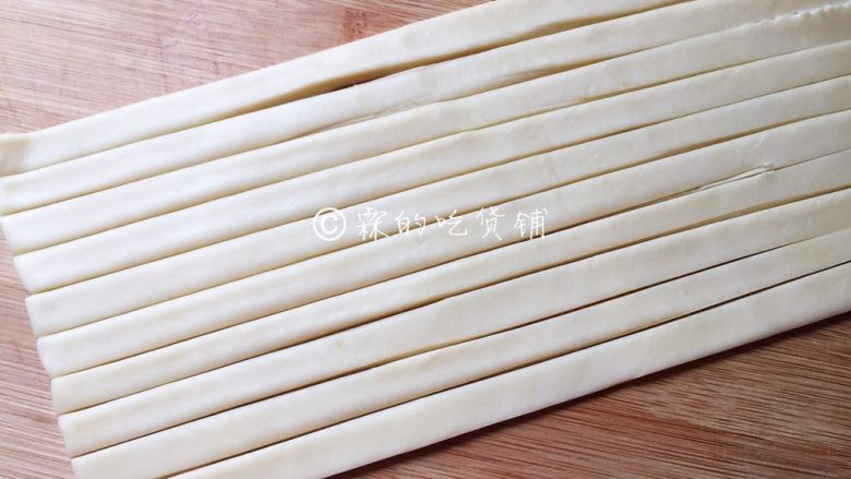 肉桂苹果派,再将剩余的面团擀成长薄片后切成条