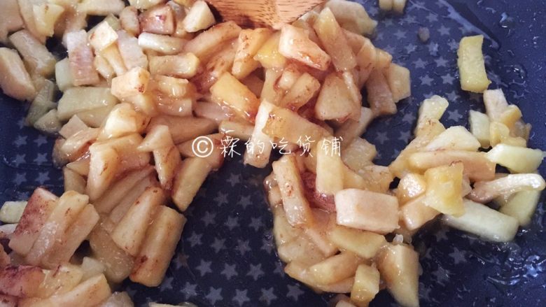 肉桂苹果派,翻炒均匀后,冷却备用