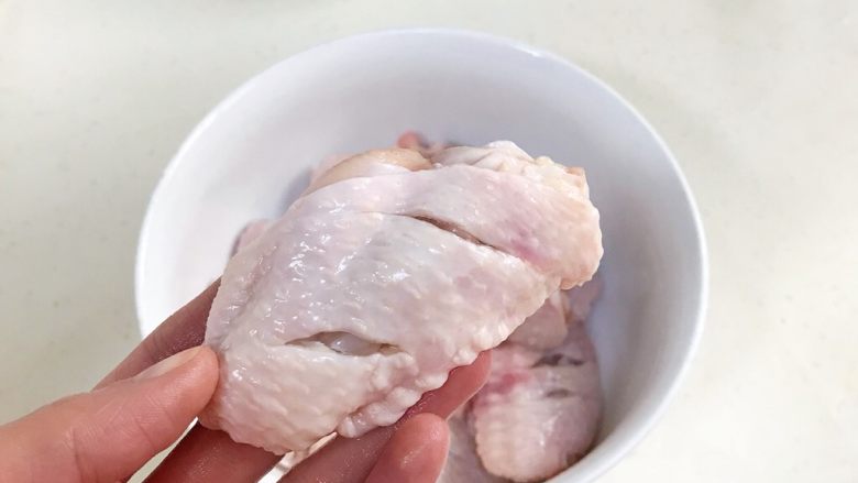 蜜汁鸡翅,给鸡翅划上2~3刀,便于入味。