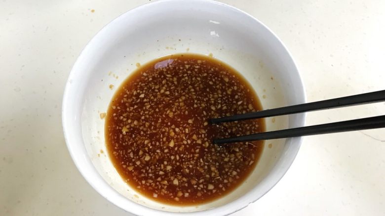 蜜汁鸡翅,倒入热开水,搅拌均匀。
