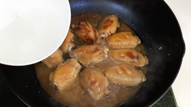 蜜汁鸡翅,加入与鸡翅齐平的开水,稍搅动均匀。