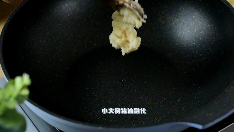 简单又美味的蘑菇嫩蛋,蘑菇鲜、鸡蛋嫩营养又健康,小火将猪油融化。