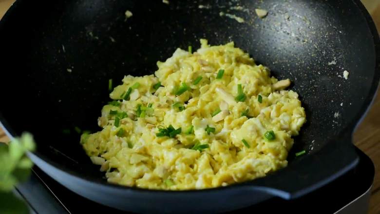 简单又美味的蘑菇嫩蛋,蘑菇鲜、鸡蛋嫩营养又健康,炒至鸡蛋凝固,撒入葱花即可。