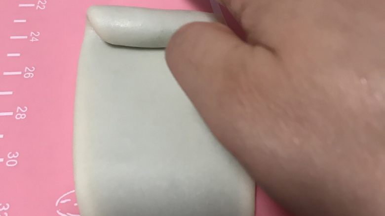 螺旋蛋黄酥,从上往下卷起来,用保鲜膜盖上松弛20分钟
