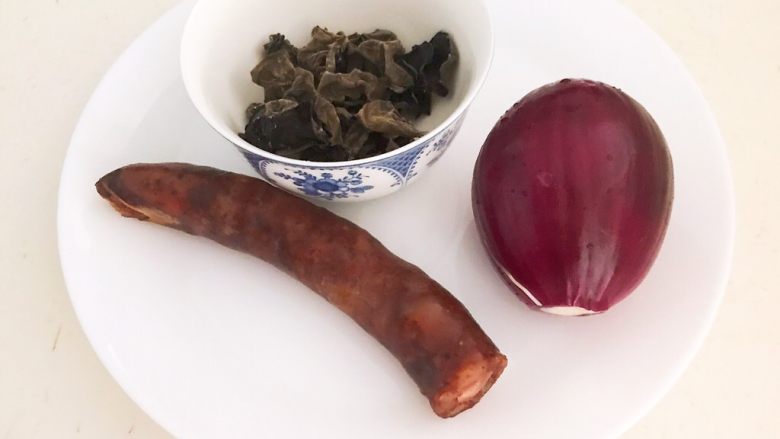 10分钟快手菜 木耳圆葱炒腊肠,准备食材