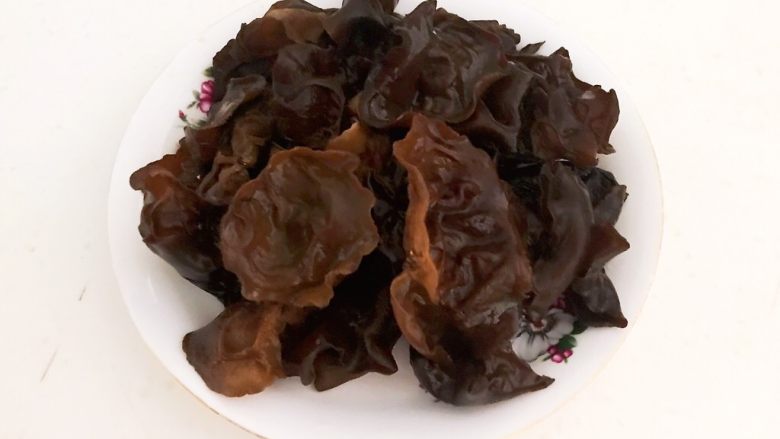 10分钟快手菜 木耳圆葱炒腊肠,泡发好的木耳清洗干净