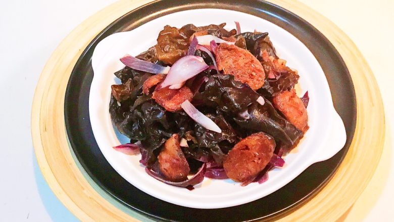 10分钟快手菜 木耳圆葱炒腊肠,木耳圆葱炒腊肠出锅了,清淡爽口,喝酒下饭都可以~