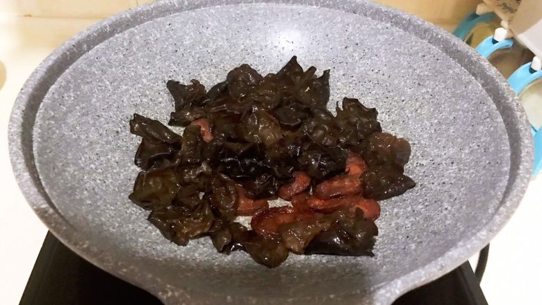 10分钟快手菜  木耳圆葱炒腊肠,加入木耳翻炒1分钟