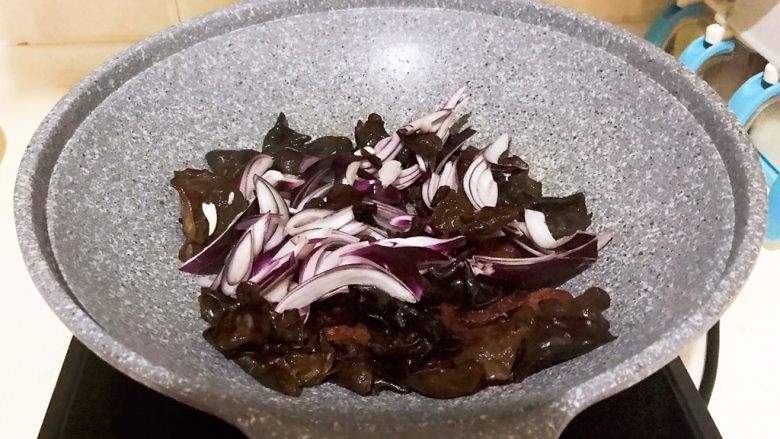10分钟快手菜 木耳圆葱炒腊肠,加入圆葱,翻炒1分钟