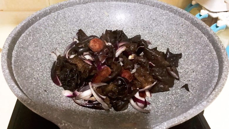 10分钟快手菜 木耳圆葱炒腊肠,翻炒均匀即可