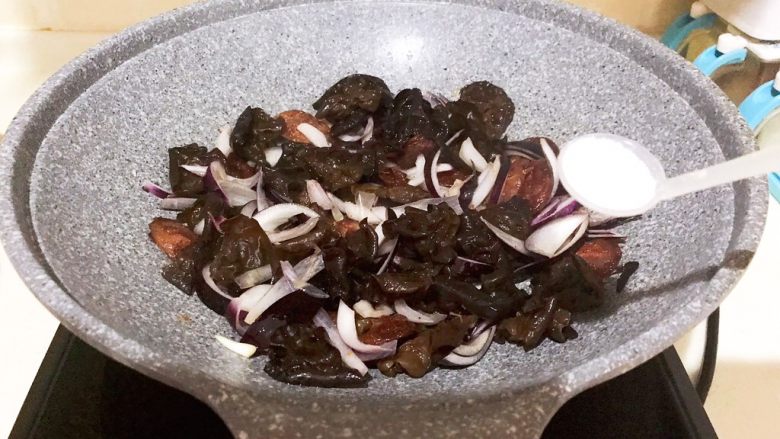 10分钟快手菜 木耳圆葱炒腊肠,加入精盐调味