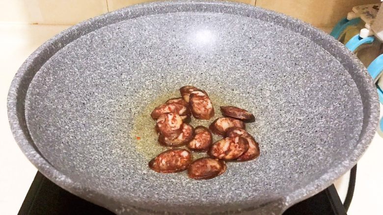 10分钟快手菜 木耳圆葱炒腊肠,油烧热后加入腊肠,煸炒1分钟