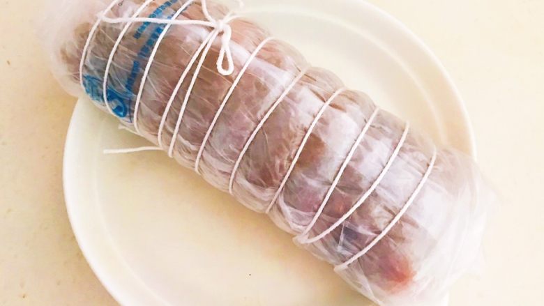水晶肘子,用线绳把肉卷捆紧,晾凉后放入冰箱冷藏6小时以上,吃的时候拿出来切片即可