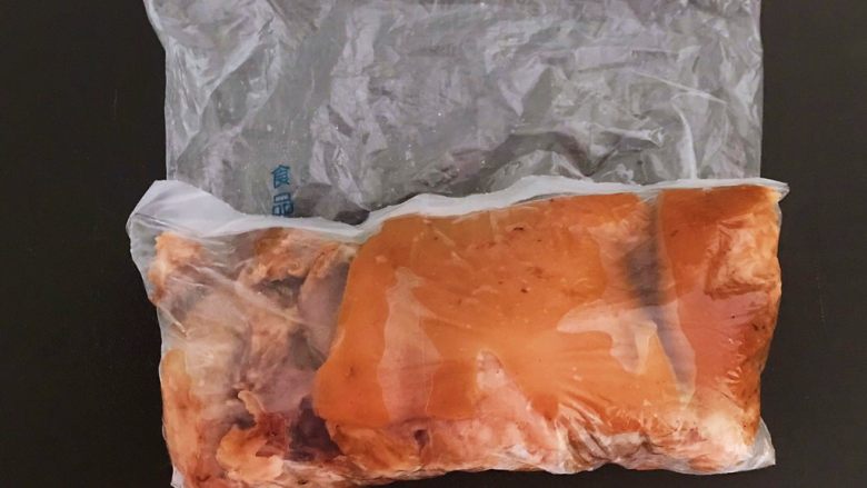 水晶肘子,取一个保鲜袋,把猪肘肉装入袋里,包裹紧实