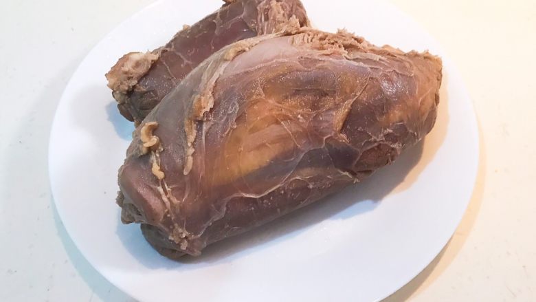 减肥食谱 私房菜香卤牛肉,把焯好的牛腱捞出来