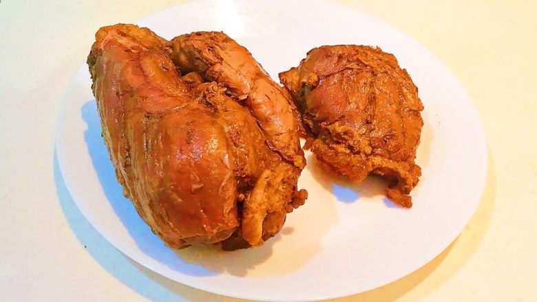 减肥食谱 私房菜香卤牛肉,香卤牛腱可以切片了,牛腱非常入味,口感特棒,非常完美~