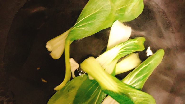 #猪里脊#米饭肉卷,青菜焯水1分钟备用,上海青外面叶子摆盘用主要取芯用,所以要是家里没有上海青也可不用!