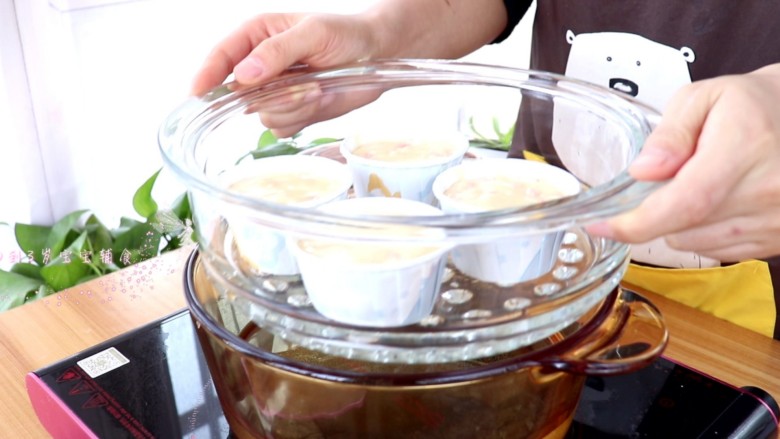 香甜红薯蒸糕,冷水上锅,开大火烧开,改中火继续蒸20min
tips:我这里用了20min,此时里面的红薯碎丁已经熟透软烂了,具体时间根据大家切的红薯丁的大小而定;也可以将红薯提前焯水煮至稍微软烂时,倒入面糊中,这样可以缩短蒸蒸糕的时间