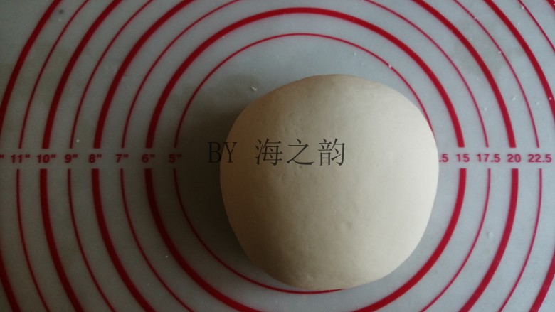 大吉大利母子猪馒头,酵母水倒入面粉里,揉成光滑的面团