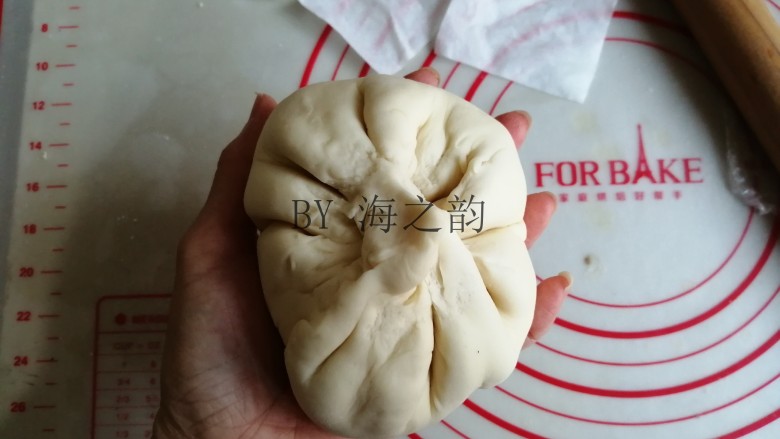 大吉大利母子猪馒头,捏紧收口,放在油纸上