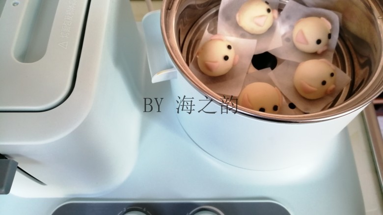 大吉大利母子猪馒头,做好后,放在东菱早餐机的蒸屉上,在温暖处醒发15分钟(室温低可以在蒸锅里放热水,再放上蒸屉)。醒发好后,调到高档,把水烧开后转中小火蒸6分钟,蒸好后,关火焖3分钟再揭盖