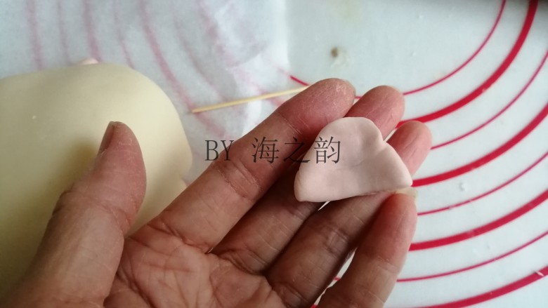 大吉大利母子猪馒头,用粉色面团做出猪耳朵,耳朵上面部分捏薄一点,下部位厚一点,沾点水