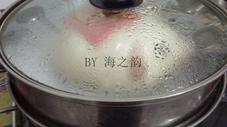 大吉大利母子猪馒头,在温暖处醒发15分钟,大火转中火蒸15分钟左右。时间到关火,继续焖5分钟再开盖