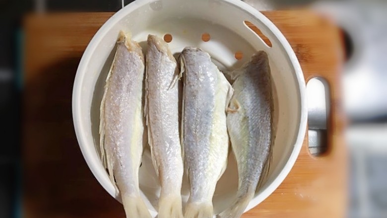 #年年有鱼# 香煎小黄鱼,将泡好的小黄鱼洗净,沥干水分。