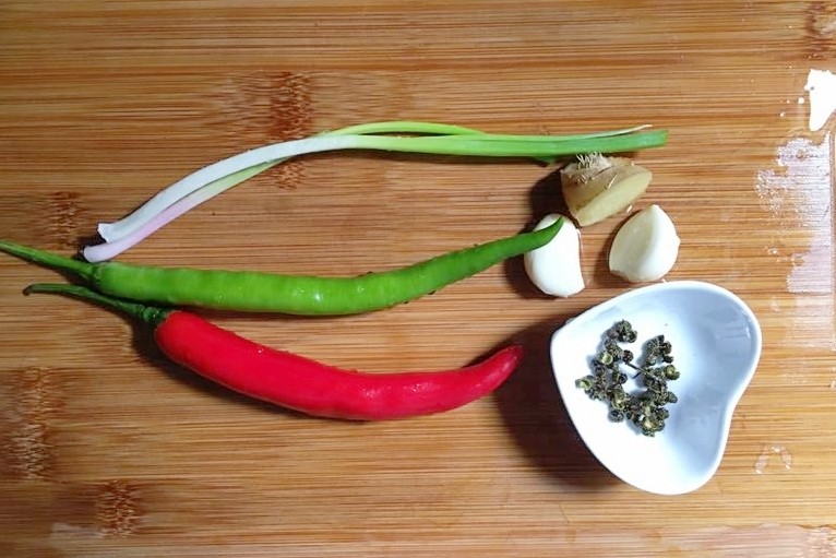 #年年有鱼# 香煎小黄鱼,准备其它食材配料。