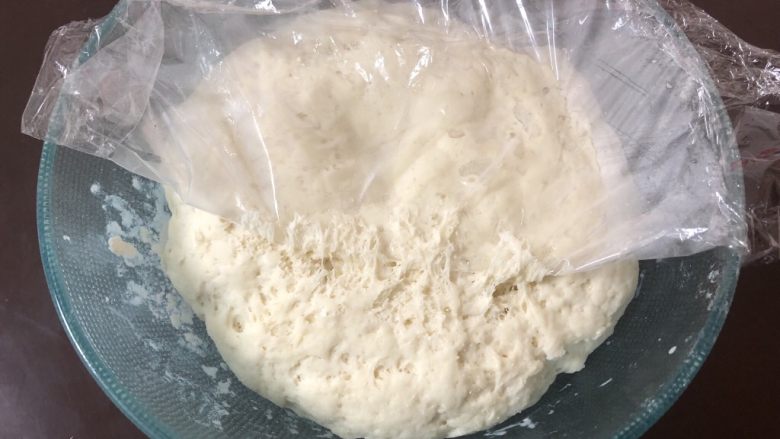 豆沙猪猪包,像这样面团上全是气孔就说明发酵好了!