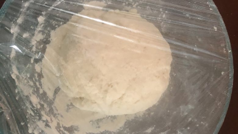 豆沙猪猪包,分次少量加入温水(冬天差不多50度左右),用手揉成面团,包上保鲜膜,放入到温暖的地方发酵成两倍大!可以用尽按下个印子,基本等印子长平了就说明发酵好了!