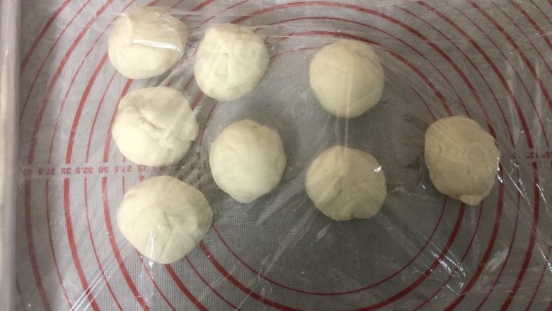 豆沙猪猪包,割一个面团先放一边,其他的均匀分成8个小剂子。