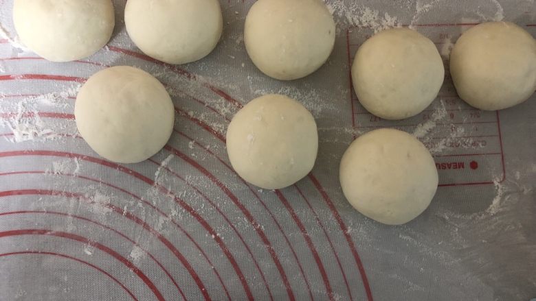 豆沙猪猪包,所有的都包上豆沙,搓圆放在一边。