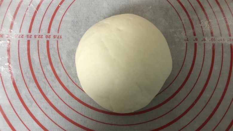 豆沙猪猪包,撒点面粉,把发酵好的面团多揉揉排气,揉成光滑的面团。