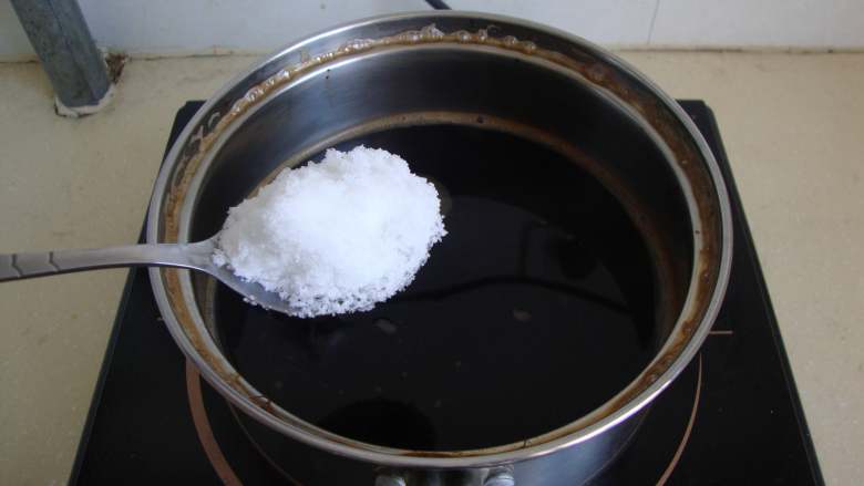 雪顶朗姆冰咖啡,加糖调匀放凉,冰镇